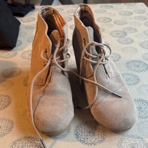 Toms beige suede desert lace up wedge ankle booties W10